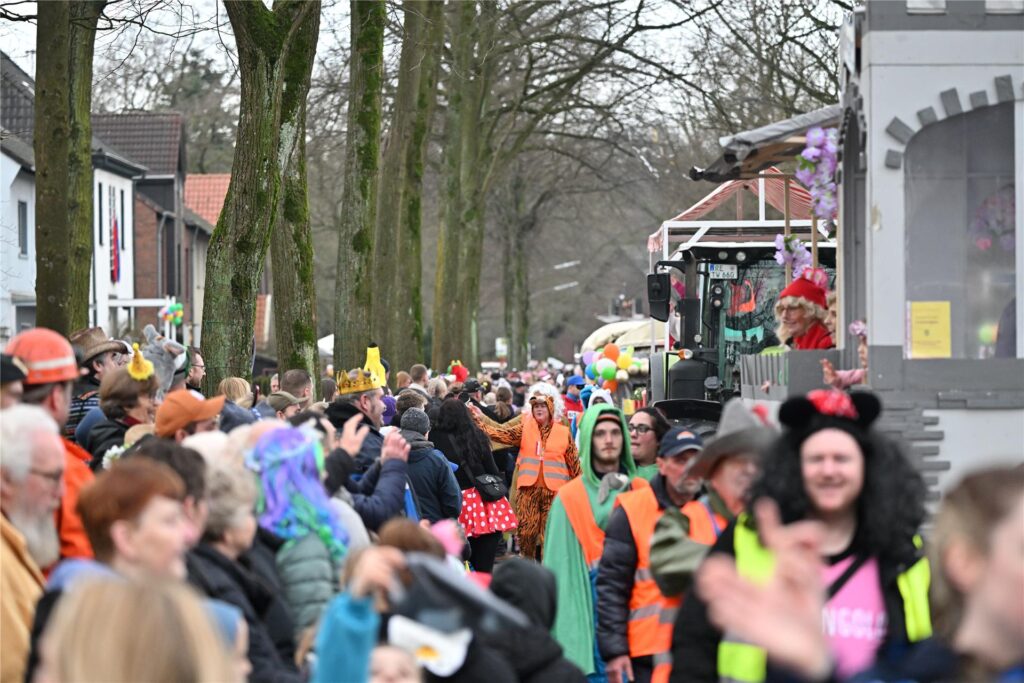 Prachtvolle Motivwagen, bunte Fußtruppen und ein begeistertes Publikum prägen den Karnevalsumzug in Sickingmühle.