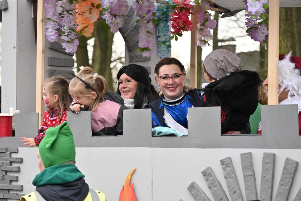 Prachtvolle Motivwagen, bunte Fußtruppen und ein begeistertes Publikum prägen den Karnevalsumzug in Sickingmühle.
