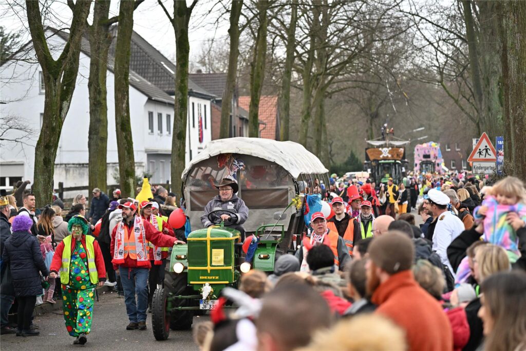 Prachtvolle Motivwagen, bunte Fußtruppen und ein begeistertes Publikum prägen den Karnevalsumzug in Sickingmühle.