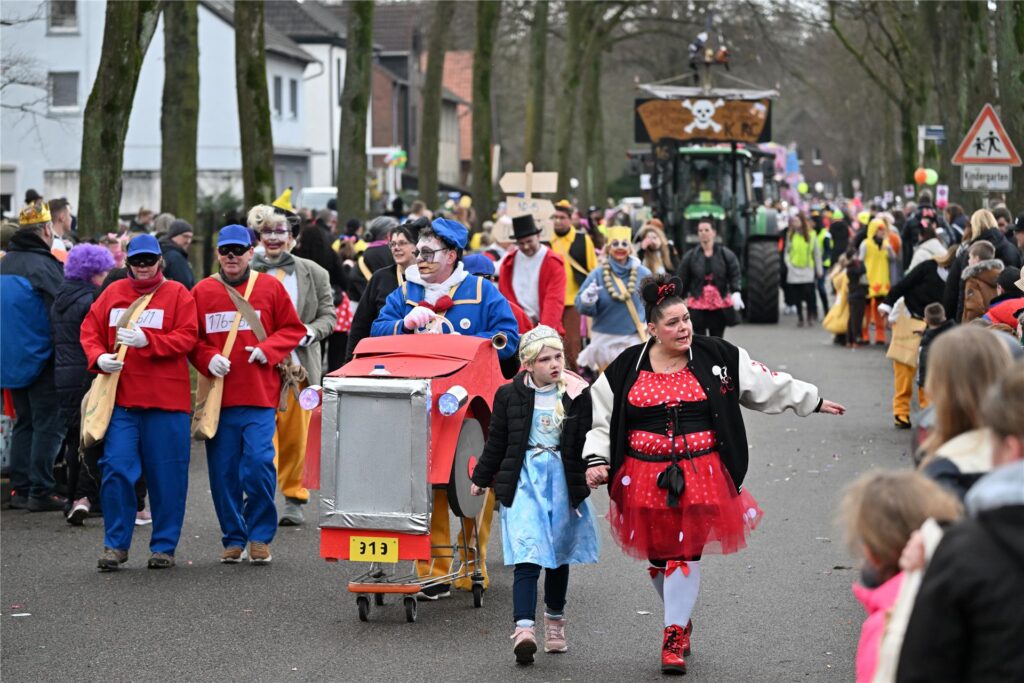 Prachtvolle Motivwagen, bunte Fußtruppen und ein begeistertes Publikum prägen den Karnevalsumzug in Sickingmühle.