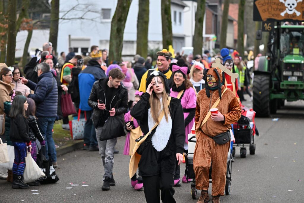 Prachtvolle Motivwagen, bunte Fußtruppen und ein begeistertes Publikum prägen den Karnevalsumzug in Sickingmühle.