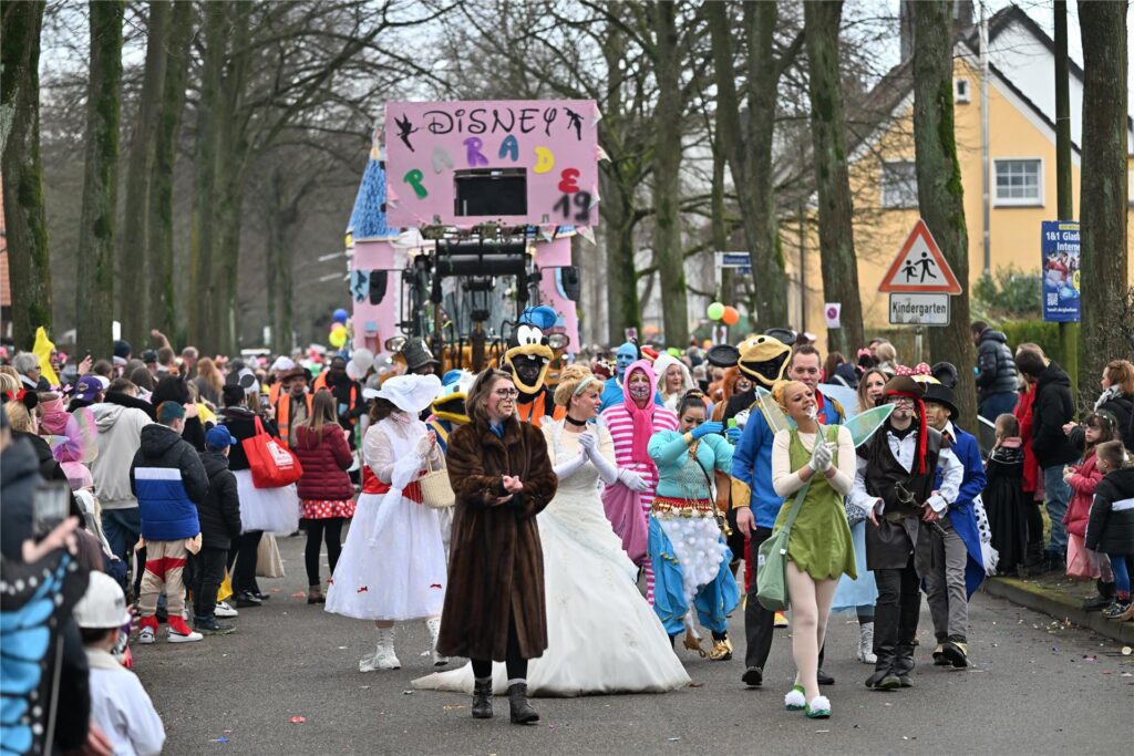 Prachtvolle Motivwagen, bunte Fußtruppen und ein begeistertes Publikum prägen den Karnevalsumzug in Sickingmühle.