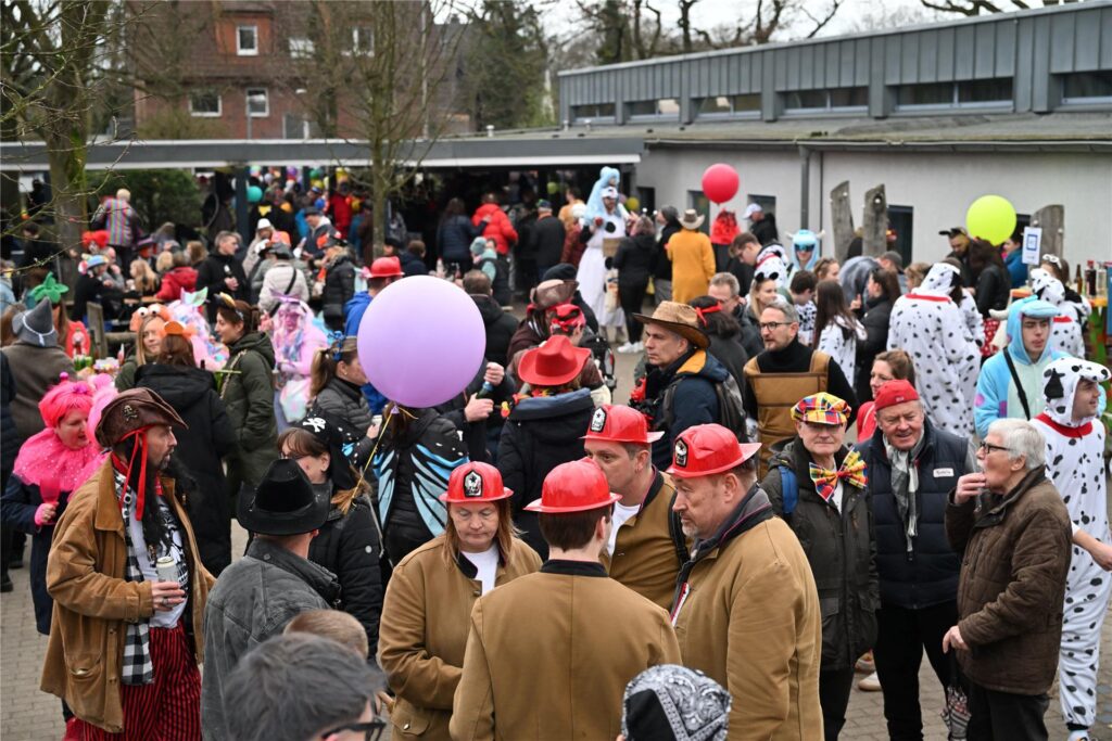 Prachtvolle Motivwagen, bunte Fußtruppen und ein begeistertes Publikum prägen den Karnevalsumzug in Sickingmühle.
