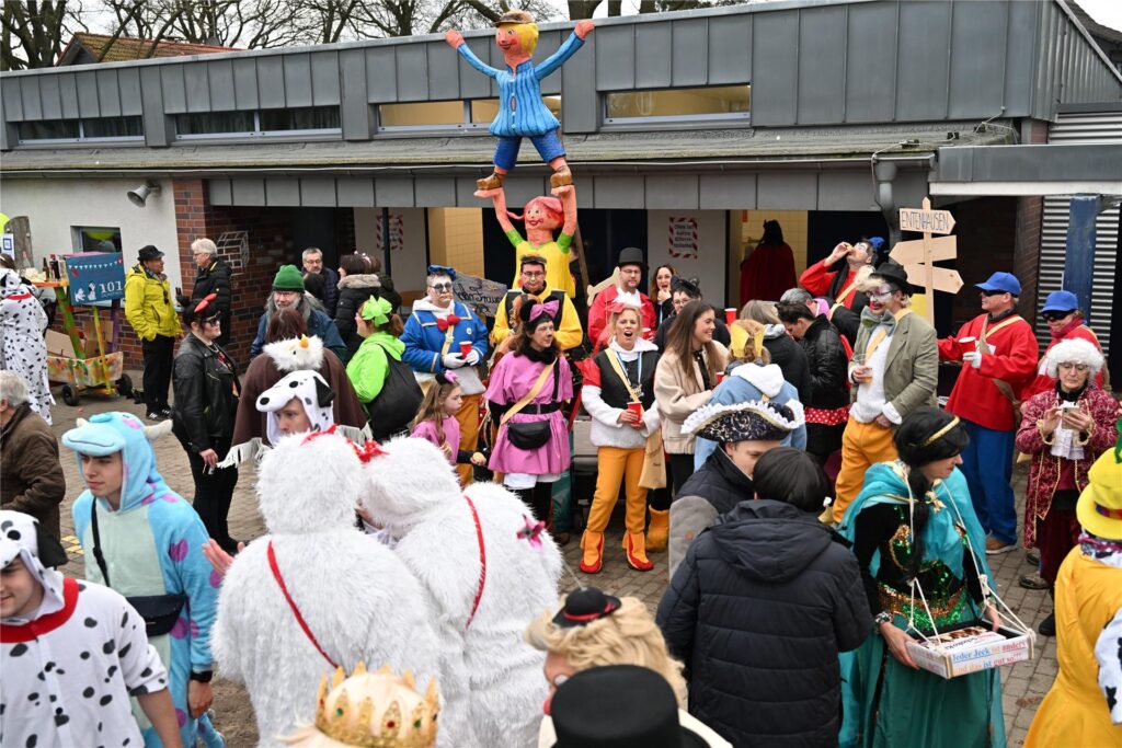 Prachtvolle Motivwagen, bunte Fußtruppen und ein begeistertes Publikum prägen den Karnevalsumzug in Sickingmühle.