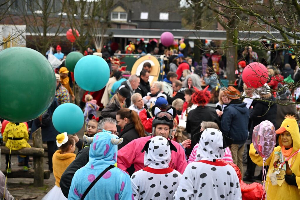 Prachtvolle Motivwagen, bunte Fußtruppen und ein begeistertes Publikum prägen den Karnevalsumzug in Sickingmühle.