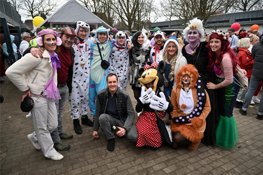 Prachtvolle Motivwagen, bunte Fußtruppen und ein begeistertes Publikum prägen den Karnevalsumzug in Sickingmühle.