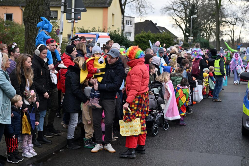 Prachtvolle Motivwagen, bunte Fußtruppen und ein begeistertes Publikum prägen den Karnevalsumzug in Sickingmühle.