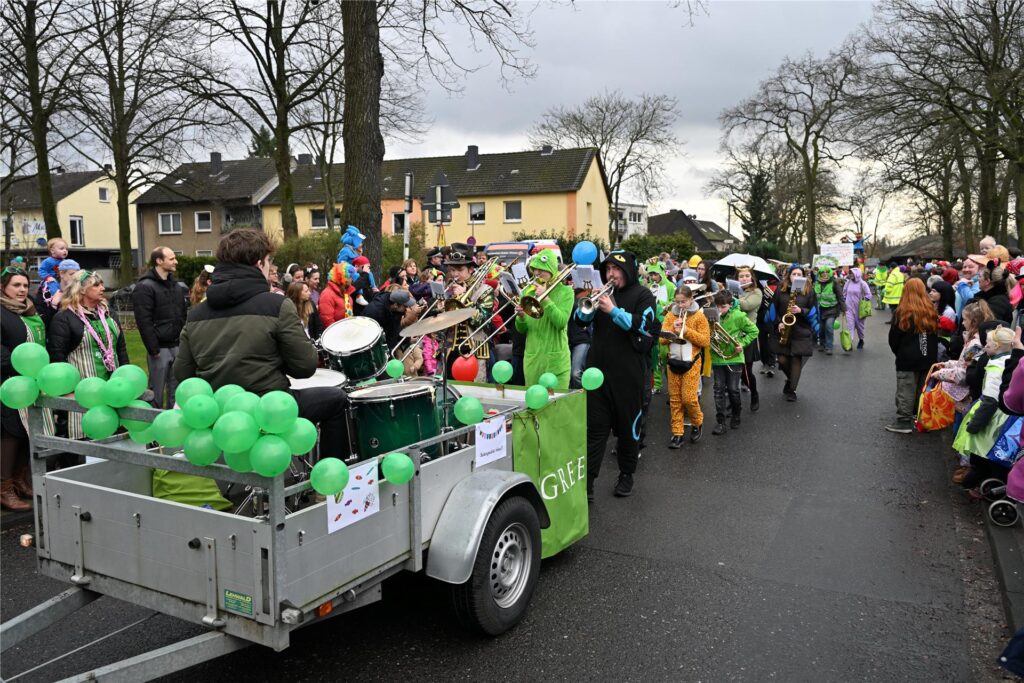 Prachtvolle Motivwagen, bunte Fußtruppen und ein begeistertes Publikum prägen den Karnevalsumzug in Sickingmühle.