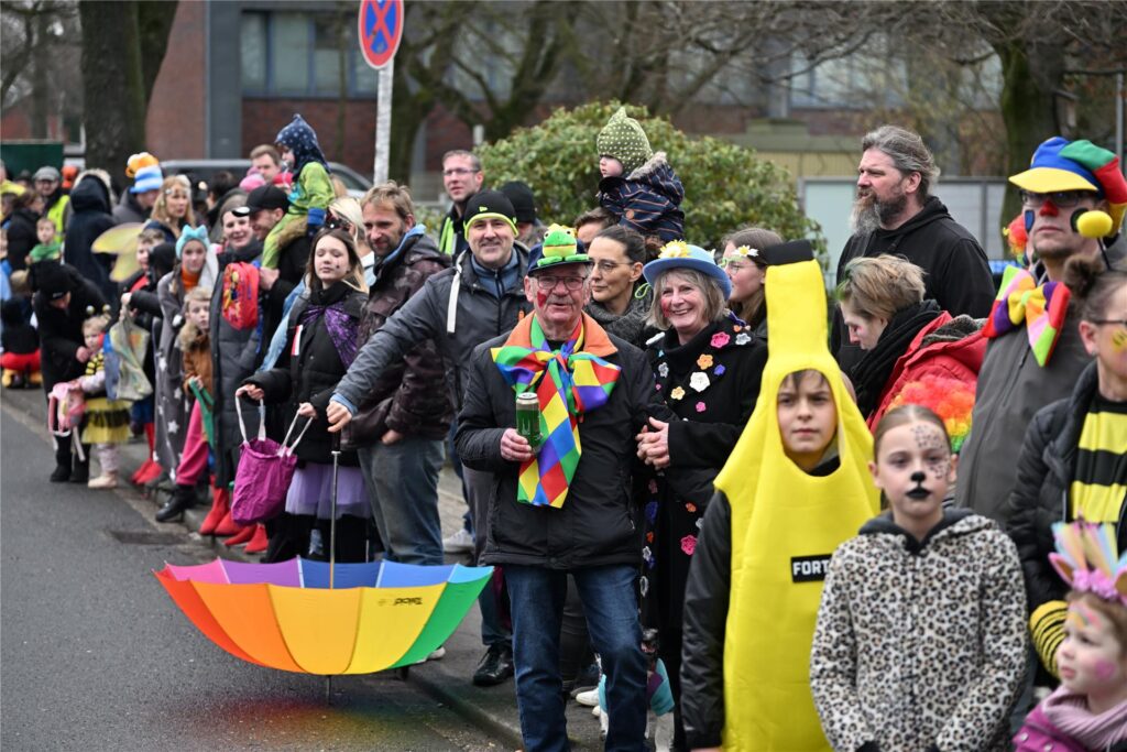 Prachtvolle Motivwagen, bunte Fußtruppen und ein begeistertes Publikum prägen den Karnevalsumzug in Sickingmühle.