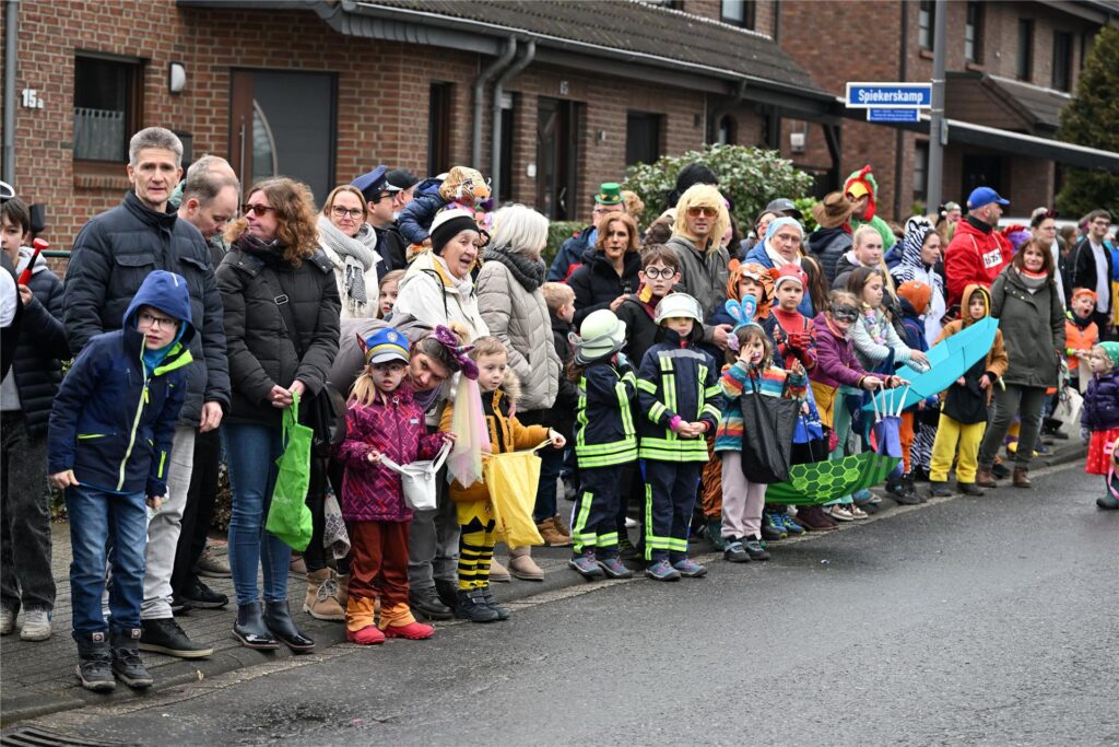 Prachtvolle Motivwagen, bunte Fußtruppen und ein begeistertes Publikum prägen den Karnevalsumzug in Sickingmühle.