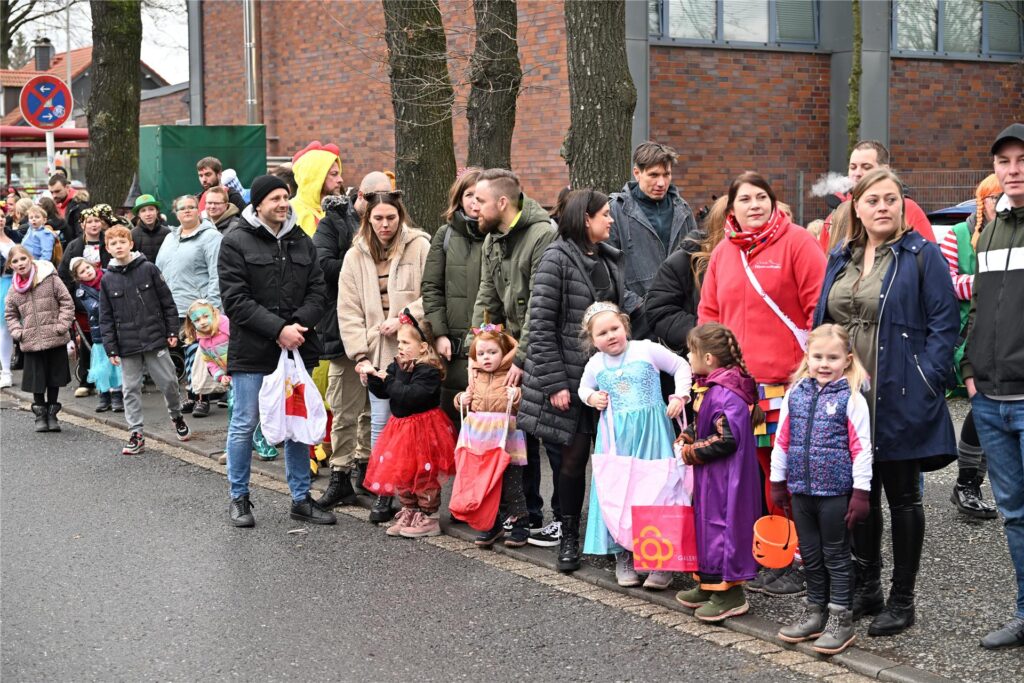 Prachtvolle Motivwagen, bunte Fußtruppen und ein begeistertes Publikum prägen den Karnevalsumzug in Sickingmühle.