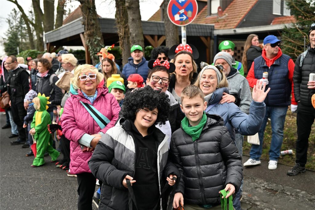 Prachtvolle Motivwagen, bunte Fußtruppen und ein begeistertes Publikum prägen den Karnevalsumzug in Sickingmühle.