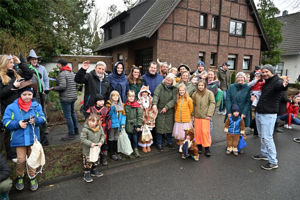 Prachtvolle Motivwagen, bunte Fußtruppen und ein begeistertes Publikum prägen den Karnevalsumzug in Sickingmühle.