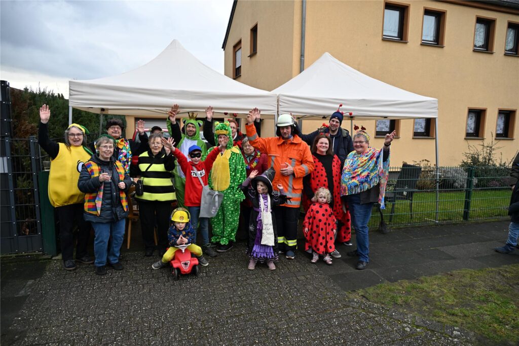 Prachtvolle Motivwagen, bunte Fußtruppen und ein begeistertes Publikum prägen den Karnevalsumzug in Sickingmühle.