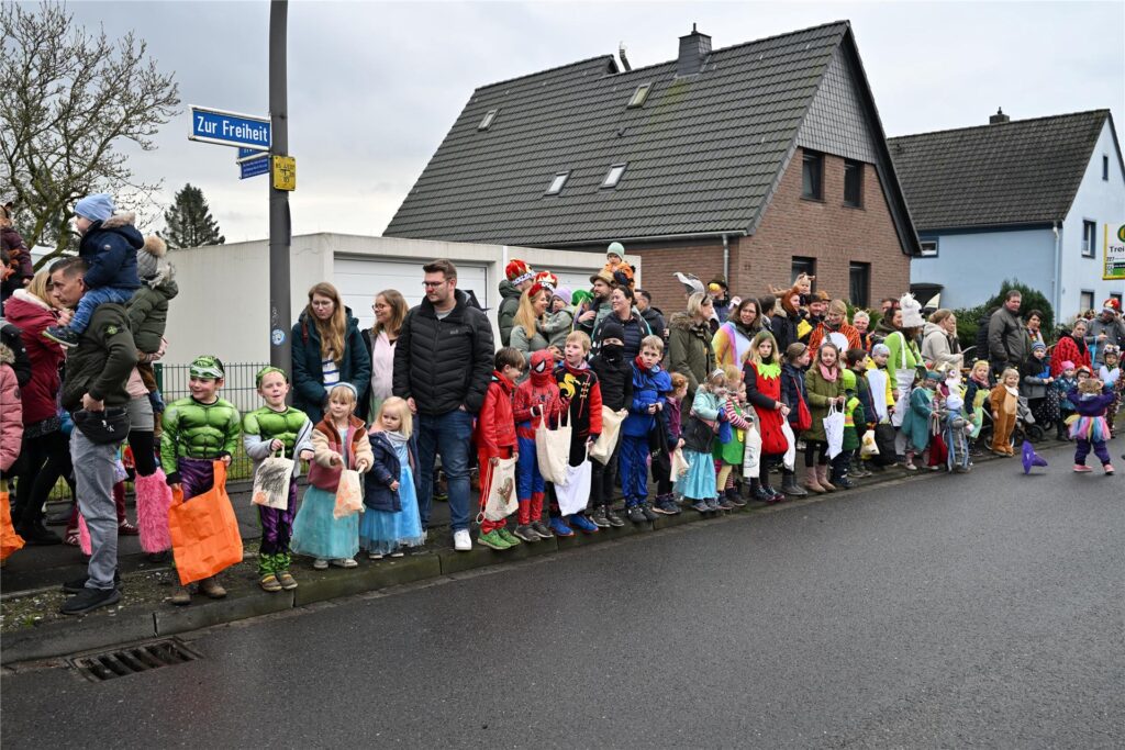 Prachtvolle Motivwagen, bunte Fußtruppen und ein begeistertes Publikum prägen den Karnevalsumzug in Sickingmühle.