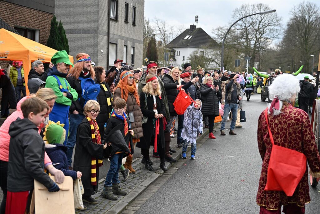 Prachtvolle Motivwagen, bunte Fußtruppen und ein begeistertes Publikum prägen den Karnevalsumzug in Sickingmühle.