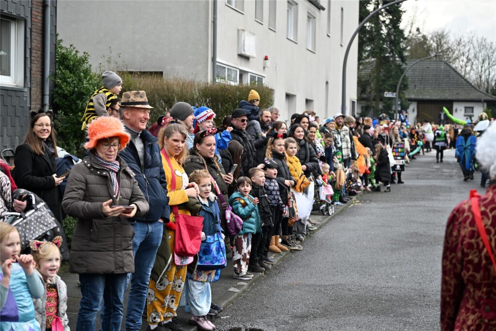 Prachtvolle Motivwagen, bunte Fußtruppen und ein begeistertes Publikum prägen den Karnevalsumzug in Sickingmühle.