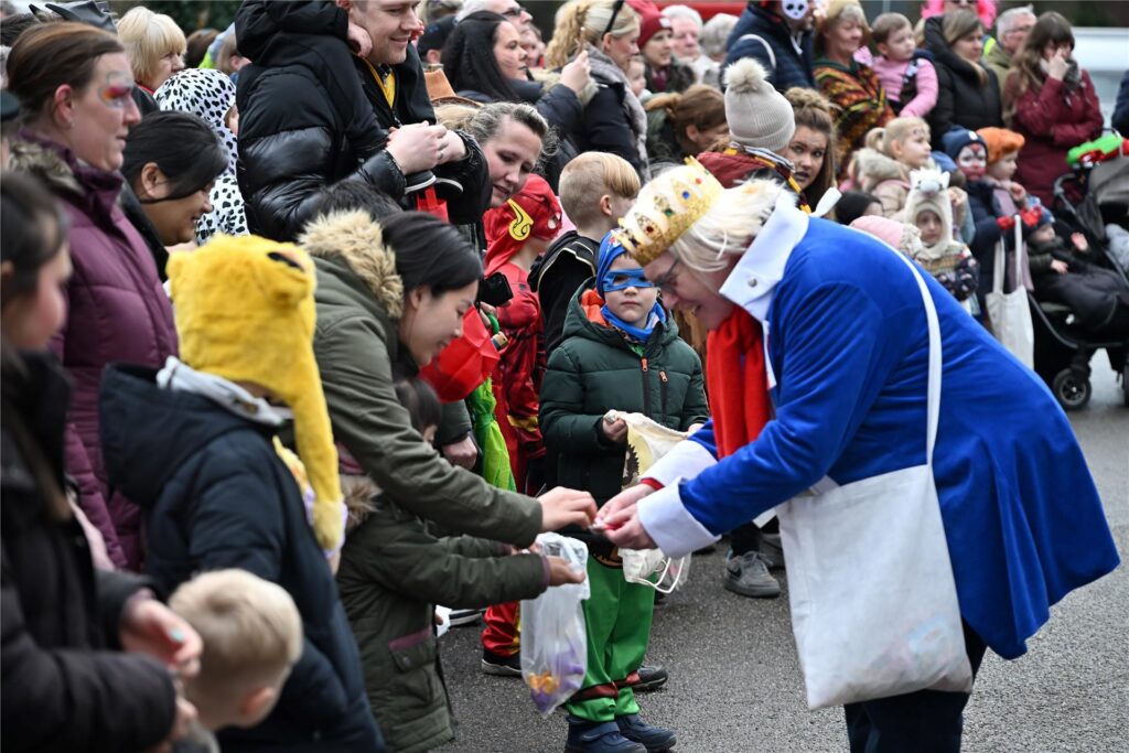 Prachtvolle Motivwagen, bunte Fußtruppen und ein begeistertes Publikum prägen den Karnevalsumzug in Sickingmühle.