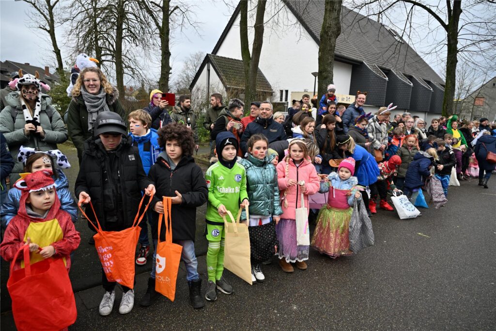 Prachtvolle Motivwagen, bunte Fußtruppen und ein begeistertes Publikum prägen den Karnevalsumzug in Sickingmühle.