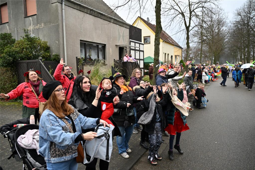 Prachtvolle Motivwagen, bunte Fußtruppen und ein begeistertes Publikum prägen den Karnevalsumzug in Sickingmühle.