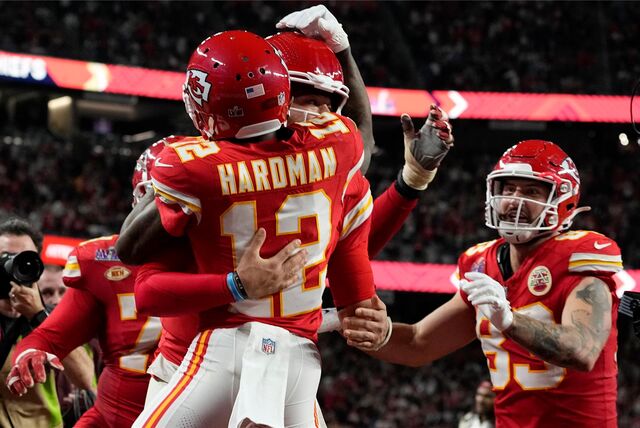 Wide Receiver Mecole Hardman Jr. (12) von den Kansas City Chiefs feiert seinen spielentscheidenden Touchdown in der Verlängerung.