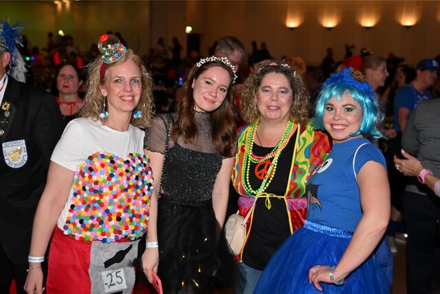 Vier Frauen lächeln in die Kamera und haben sich für den Karneval in der Stadthalle von Oer-Erkenschwick verkleidet. (Archivbild)