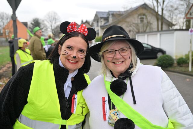 Die Sickingmühlerinnen Verena Kolb (l.) und Birgit Jacoby im Karnevalskostüm.