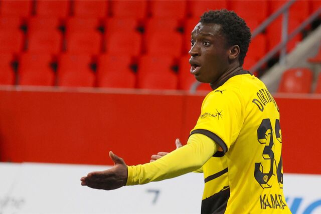 Abdoulaye Kamara breitet die Arme aus.