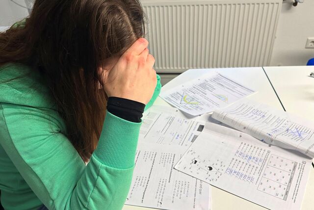 Yvonne ist oft selbst überfordert. Ihrer unter Dyskalkulie leidenden Tochter kann sie bei Mathematik-Aufgaben nur begrenzt helfen.
