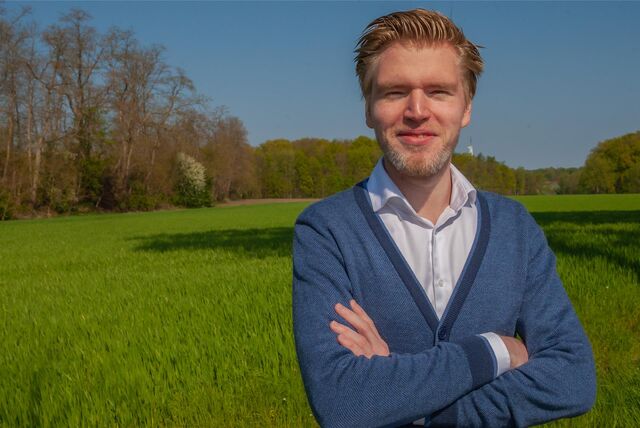 FDP-Stadtverbandschef Robert Golda aus Datteln steht mit verschränkten Armen auf einer Wiese.