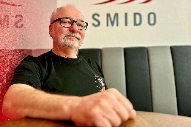 Günter Bernhard sitzt im Sportmedizinischen Institut Dortmund (SMIDO) an einem Tisch.