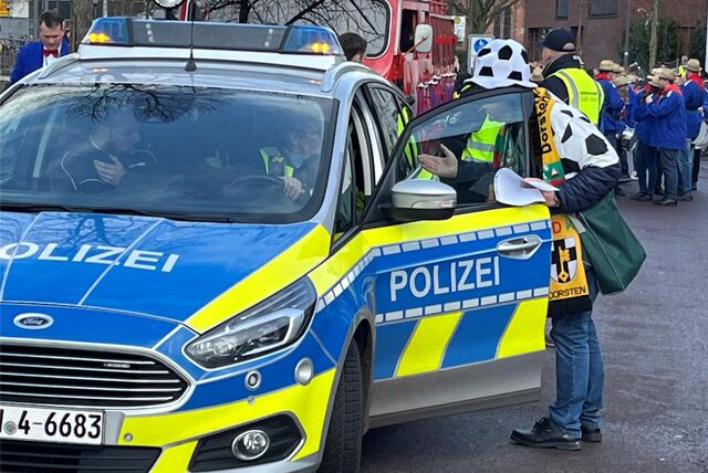 Streifenwagen der Polizei beim Rosenmontagszug in Dorsten