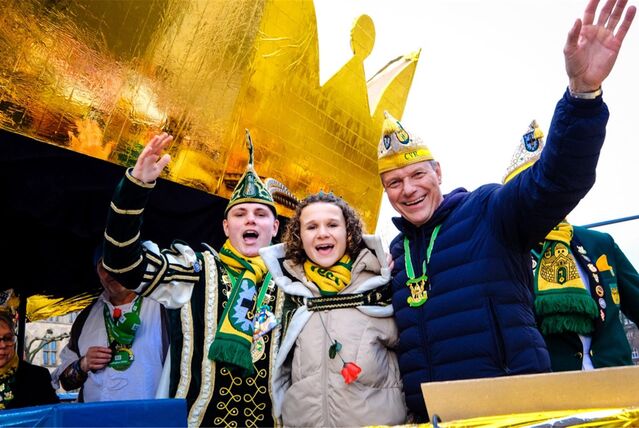 Das Recklinghäuser Jugendprinzenpaar mit Bürgermeister Christoph Tesche beim Rosenmontagsumzug.