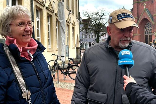 Frau und Mann am Mikro