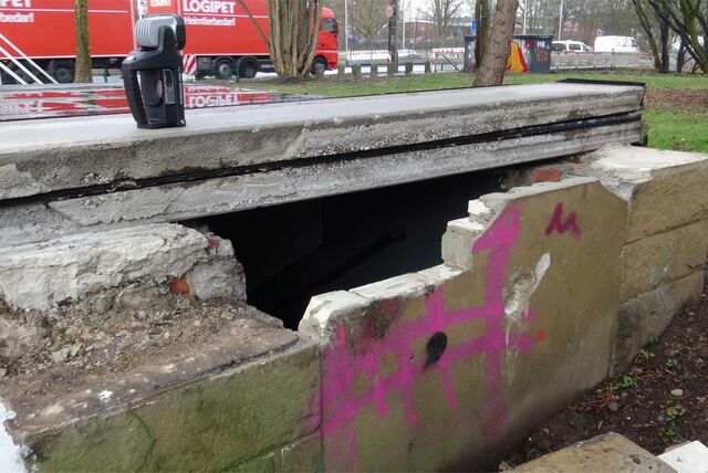 Großes Loch im Eingangsbereich und offene Tür im Bunker: Unbekannte haben sich offenbar Zutritt zu einem alten Bunker an den Westfalenhallen verschaffen.
