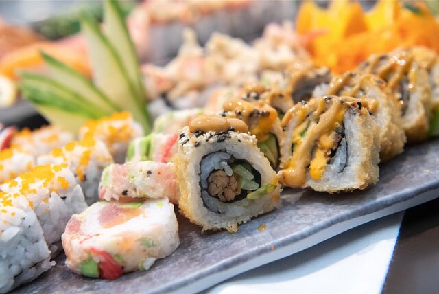 Verschiedene Sushi liegen auf einem Tablet.