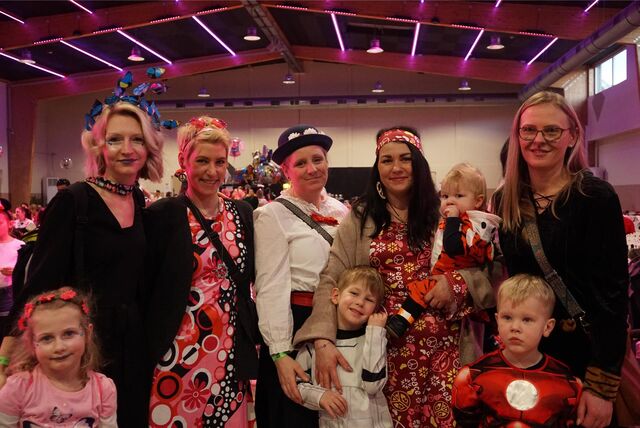 Fünf Frauen und drei Kindern sind zu Karneval verkleidet.