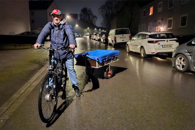 Dennis List mit Fahrrad und Anhänger