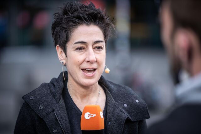ZDF-Moderatorin Dunja Hayali ist in Dortmund rassistisch beleidigt worden, wie sie in einem Instagram-Post schildert.