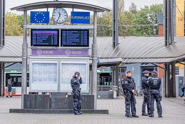 Bundespolizisten stehen auf dem Europaplatz bei der Anzeige der Busabfahrten.