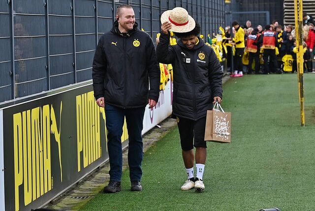 Karim Adeyemi setzt einen Hut auf.