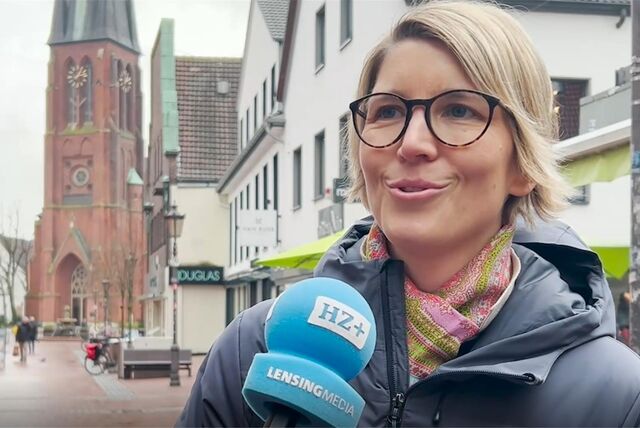 Frau bei Umfrage