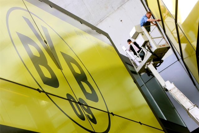 Große Darstellung des BVB-Logos im Signal-Iduna-Park in Dortmund.