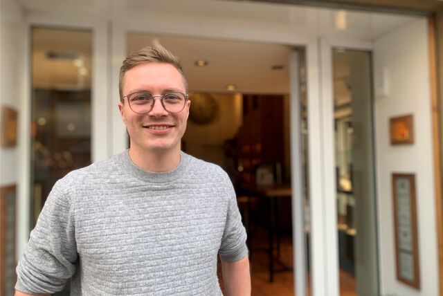 Max Zimmer steht vor seinem Juweliergeschäft in Castrop-Rauxel.
