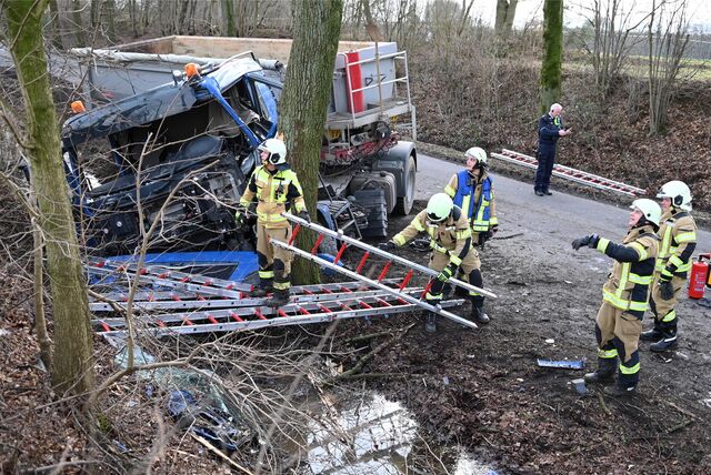 Der Lkw war frontal gegen einen Baum gekracht.