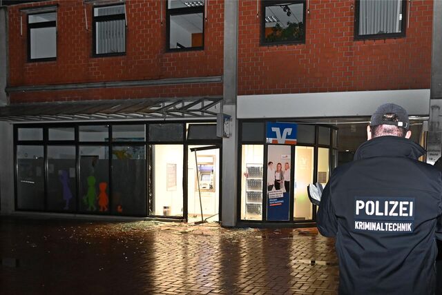 Ein Polizist der Kriminaltechnik steht vor der SB-Filiale der Volksbank in Dorsten.