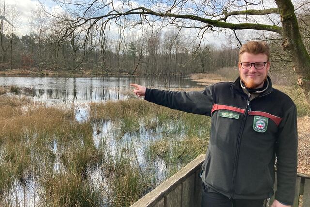 Der See ist voll: RVR-Förster Frederik Vollmer freut sich über den hohen Wasserstand des Brinksknappsees in der Haard.