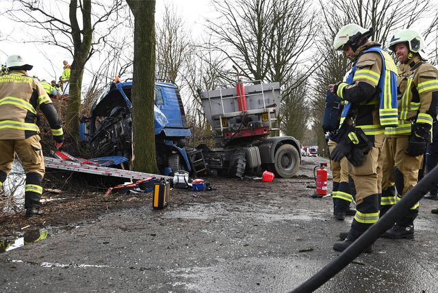 Der Lkw-Fahrer musste von der Feuerwehr aufwendig befreit werden.