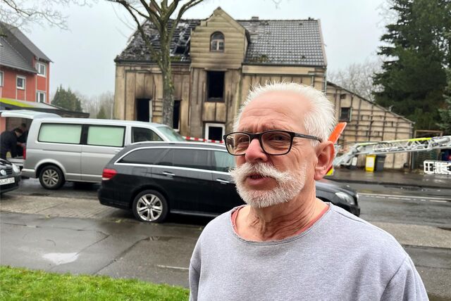 Wilfried Bergmann (73) wohnt direkt gegenüber dem Brandhaus an der Straße im Schellenkai. Er wurde nachts aus dem Schlaf gerissen