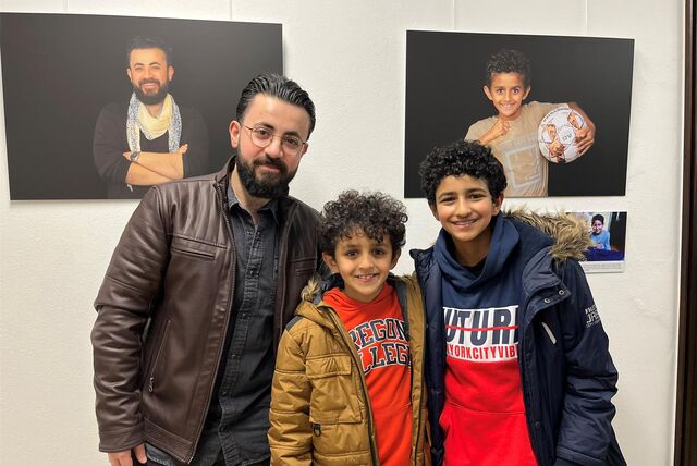 Mervan Rashu sowie Sebastian Bikhit und sein Bruder Jonathan (v.l.) wurden für die Ausstellung fotografiert.